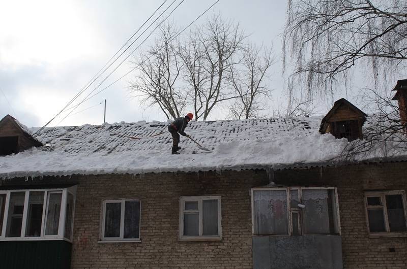 Сергей Коновалов - Больше 15 бригад в Глазове работают над уборкой снега с крыш - gorodglazov.com