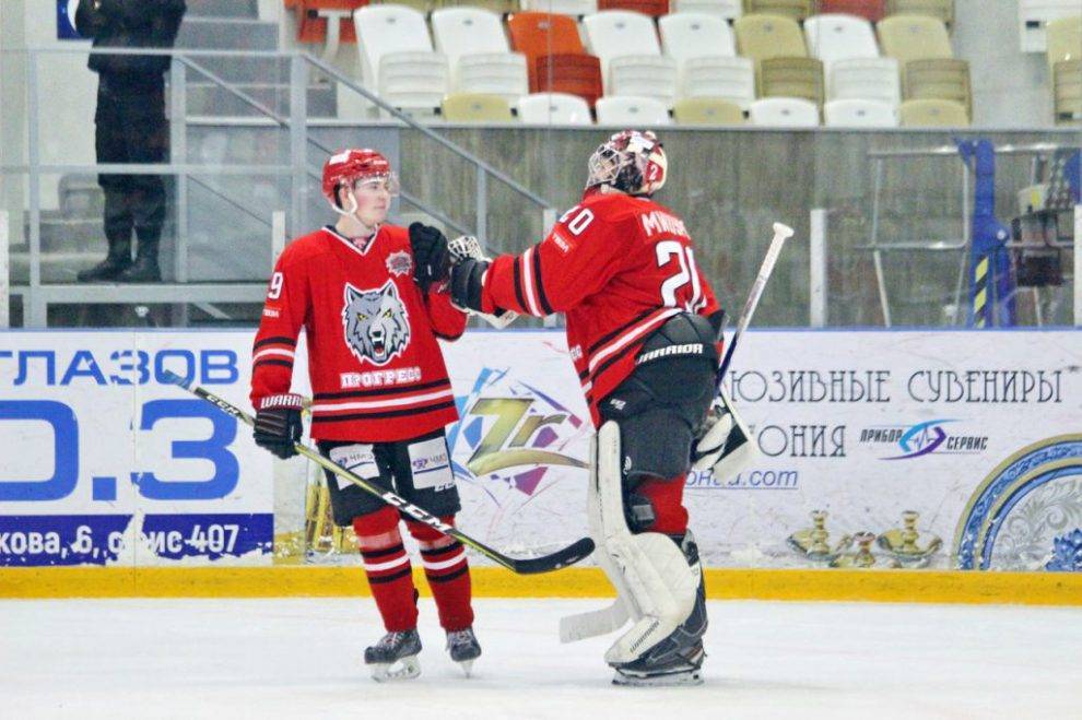 Захватывающая игра прошла вчера между глазовскими и брянскими хоккеистами - gorodglazov.com - Брянск