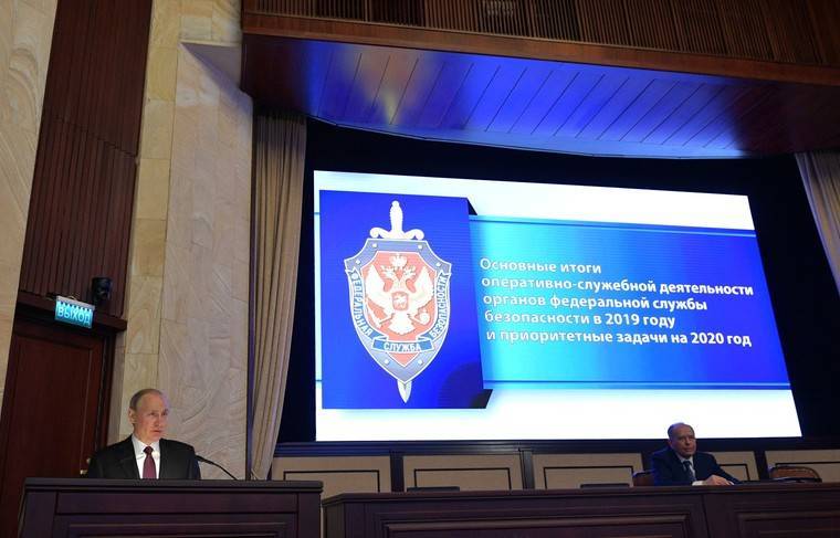 Путин - Путин пошутил о работе микрофонов на коллегии ФСБ - news.ru