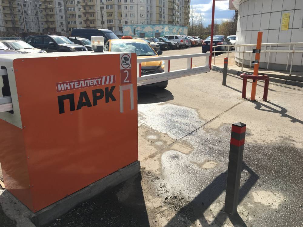 Незаконную парковку со шлагбаумом ликвидировали на севере столицы - vm.ru - Москва