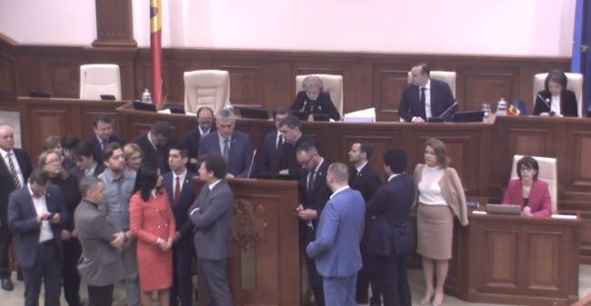 В Молдавии оппозиция сорвала работу парламента, требуя отставки главы МИДЕИ - eadaily.com - Молдавия