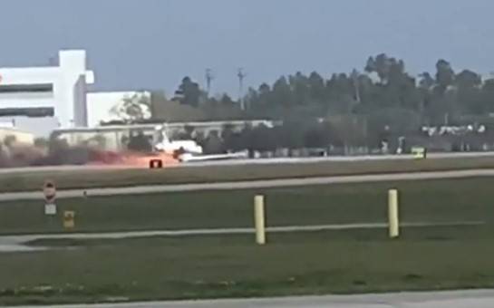 Видео посадки горящего пассажирского самолета в США появилось в Сети - vm.ru - США