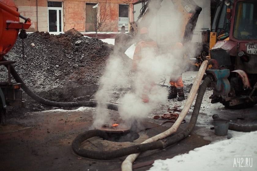 Из-за коммунальной аварии в Кемерове затопило улицу - gazeta.a42.ru