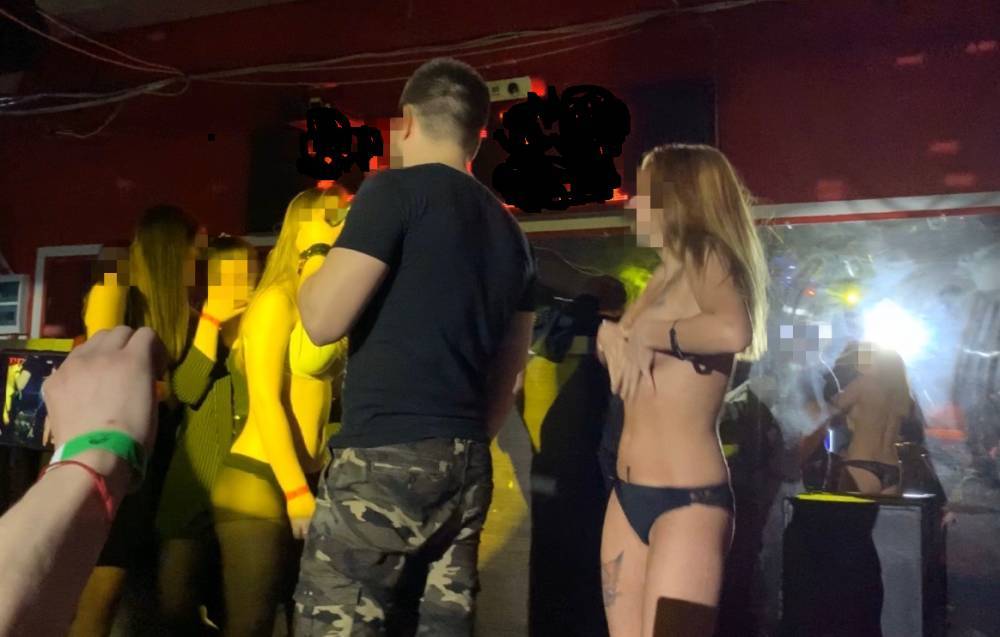 В кемеровском ночном клубе девушки разделись из-за бесплатного алкоголя - gazeta.a42.ru