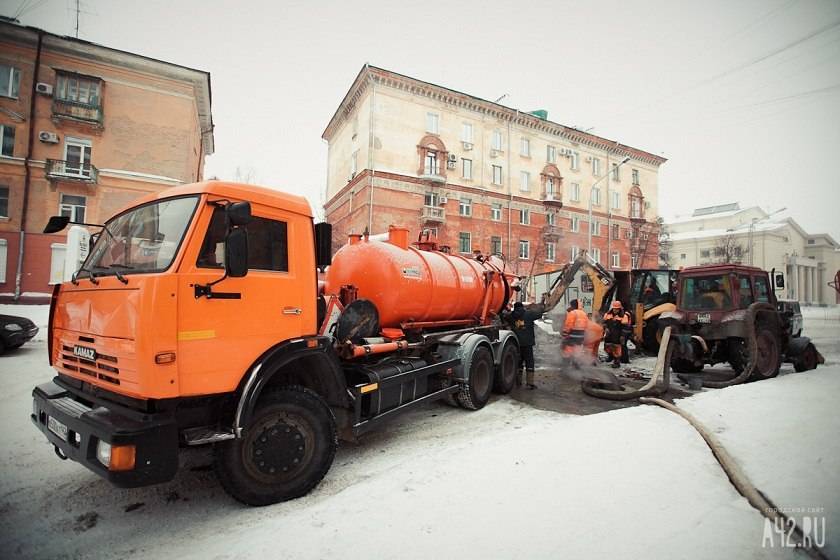 В Кемерове жители двух домов остаются без воды из-за коммунальной аварии - gazeta.a42.ru
