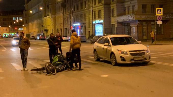 Курьера на велосипеде сбили на Дегтярной улице - piter.tv - Санкт-Петербург