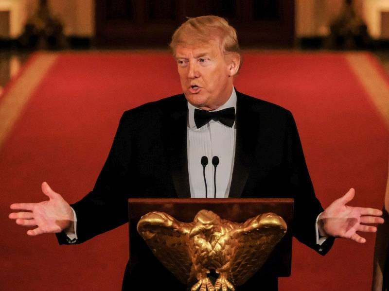 Дональд Трамп - Джаред Кушнер - Мелания Трамп - Трамп запостил ролик, где он сражается вместо главного героя индийского фильма - sobesednik.ru - США