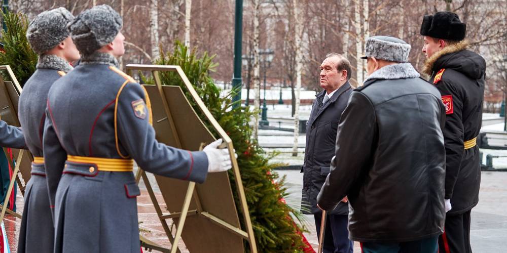 Петр Бирюков - Алексей Шапошников - Власти Москвы возложили венки и цветы к Могиле Неизвестного Солдата - vm.ru - Москва