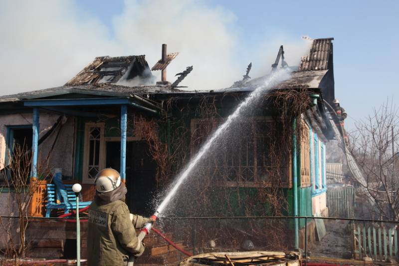 Два человека пострадали при пожаре в дачном доме в Мытищах - vm.ru - Россия - Московская обл.