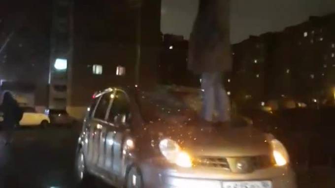 Нетрезвый мужчина пытался разрушить машину на улице на Демьяна Бедного - piter.tv - Санкт-Петербург