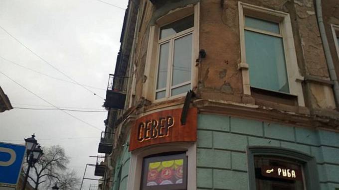 В центре Ростова-на-Дону рухнул балкон с людьми - piter.tv - Ростов-На-Дону