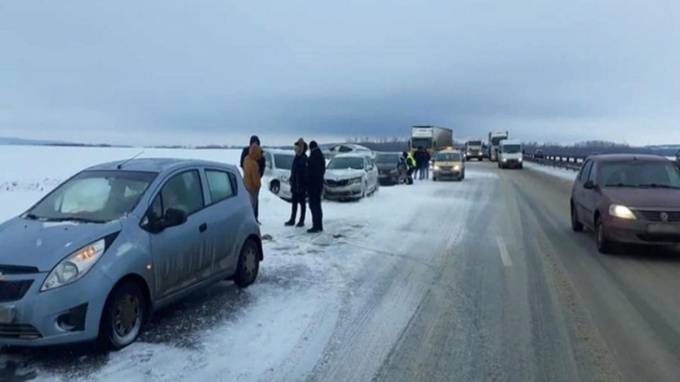 Из-за непогоды в Башкирии в массовом ДТП столкнулись 40 машин - piter.tv - Башкирия - Уфа - Челябинск - Самара