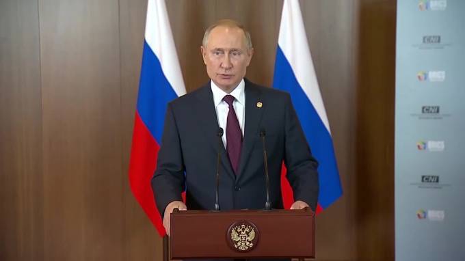 Владимир Путин - В Конституцию внесено около 900 предложений по поправкам - piter.tv - Россия