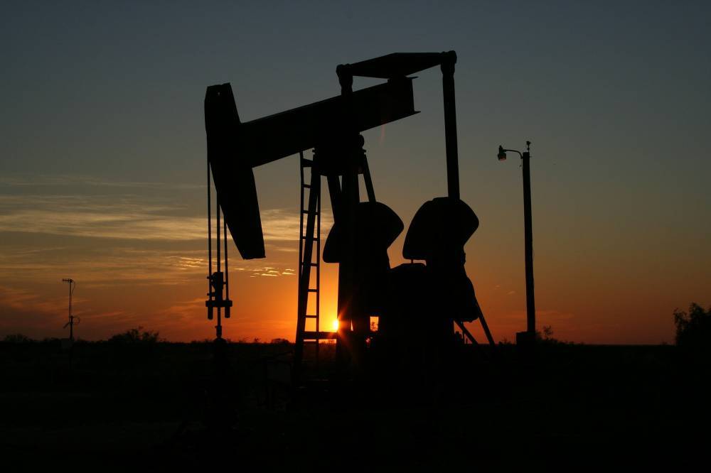 Эксперты сообщили, что нефтяные котировки Brent продолжают снижаться - vm.ru