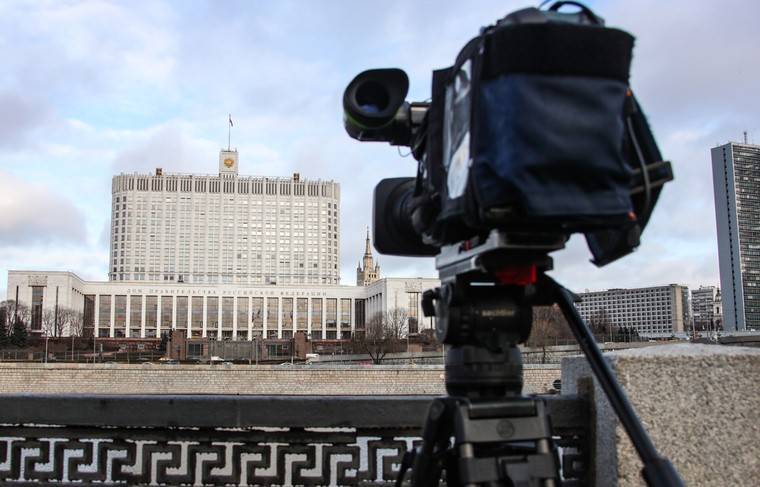 Песков: власти не вправе вмешиваться в работу телеканалов - news.ru
