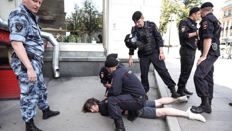 Константин Коновалов - Суд вторично оштрафовал московского дизайнера, которому сломали ногу перед митингом - newizv.ru - Москва