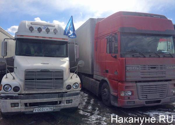 В горных районах Южного Урала фуры перекрыли федеральную трассу из-за ночного снегопада - nakanune.ru