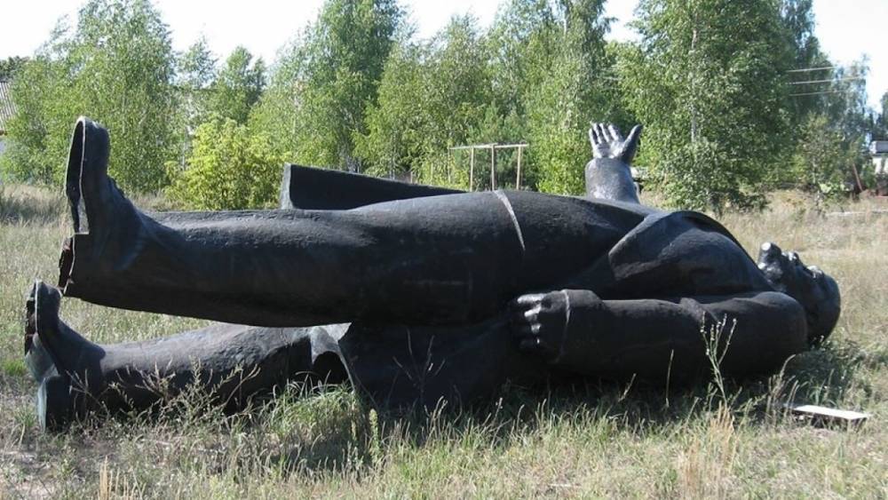 Памятник Ленину в Черниговской области ушел с молотка за 15,2 тысячи долларов - riafan.ru - Черниговская обл.