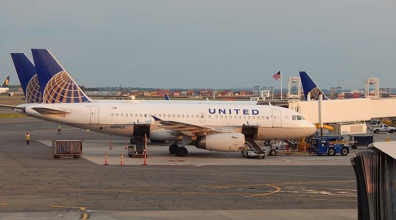 Самолет United Airlines совершил аварийную посадку: загорелась зарядка для телефона (фото) - usa.one - шт.Флорида - шт.Нью-Джерси - Нассау