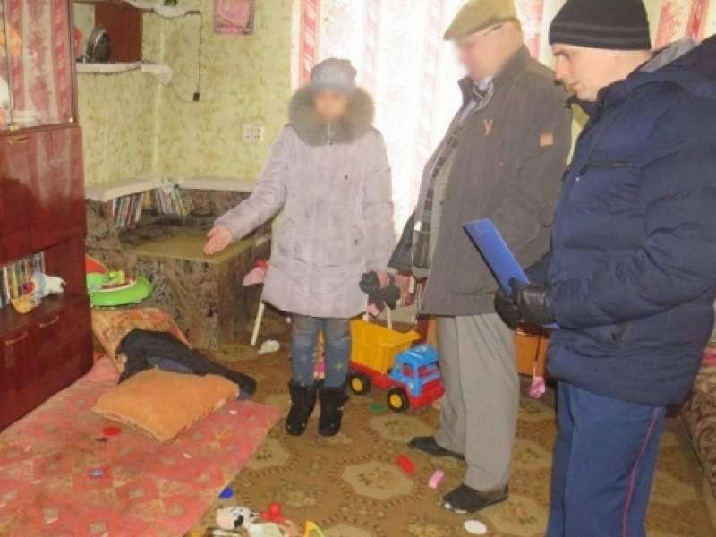 Под Кировом мать бросила одних в доме 2-летнего сына и 8-месячную дочь - dayonline.ru - Кировская обл.