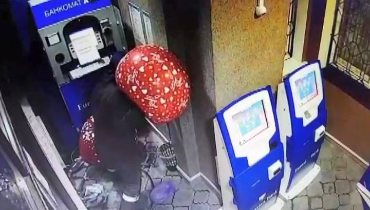 Грабитель взорвал банкомат без денег при помощи газа из воздушных шаров. Видео - vesti.ru - Казахстан - Павлодарская обл.
