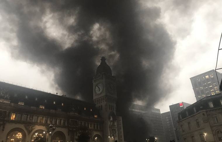 Лионский вокзал Парижа эвакуируют из-за пожара - news.ru - Франция - Париж