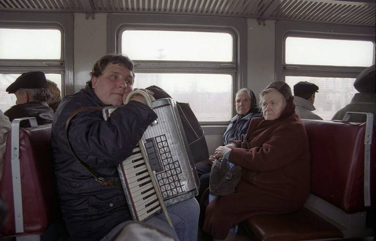 Минтранс предлагает высаживать дурно пахнущих и поющих людей из поездов - news.ru - Минтранс