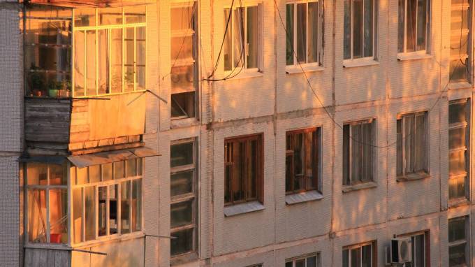 Вячеслав Макаров - Депутаты предложили не штрафовать петербуржцев, остекливших балконы до 11 января - piter.tv - Россия
