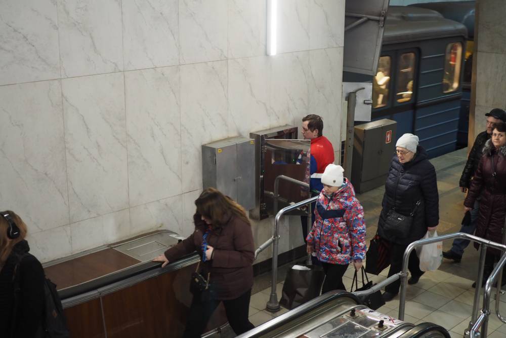 Стало известно, с какой скоростью движутся эскалаторы московского метро - vm.ru