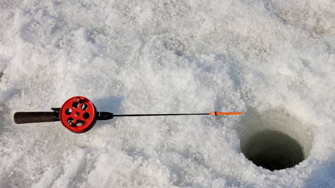 МЧС оставили экстремала рыбачить на тонком льду Невской губы - piter.tv - Санкт-Петербург - р-н Приморский