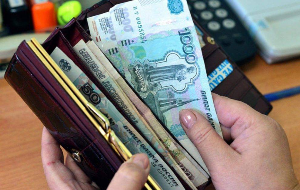 Средняя зарплата в Удмуртии увеличилась на 2,6% - gorodglazov.com - Саратовская обл. - Пермский край