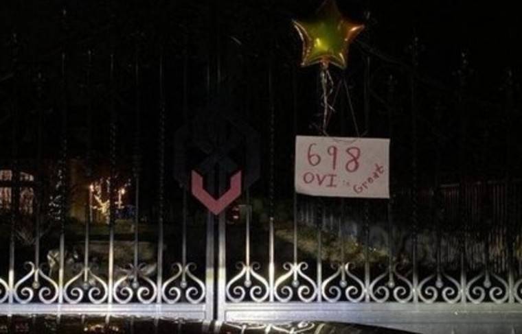 Александр Овечкин - Фанаты Овечкина повесили плакат на воротах дома хоккеиста - news.ru - Вашингтон - Лос-Анджелес