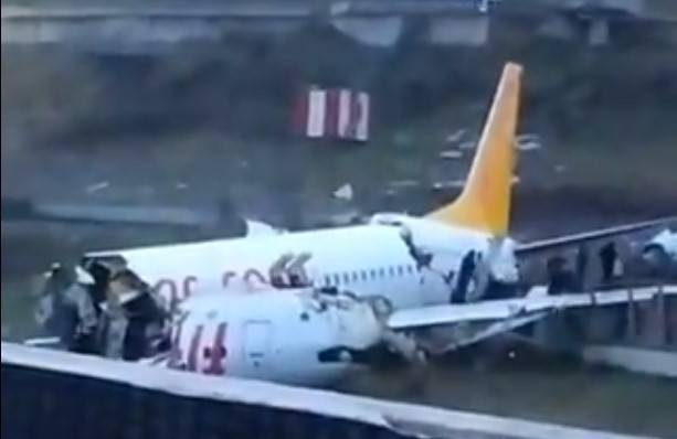 Более 20 человек госпитализировали после жесткой посадки самолета в Стамбуле - vm.ru - Стамбул