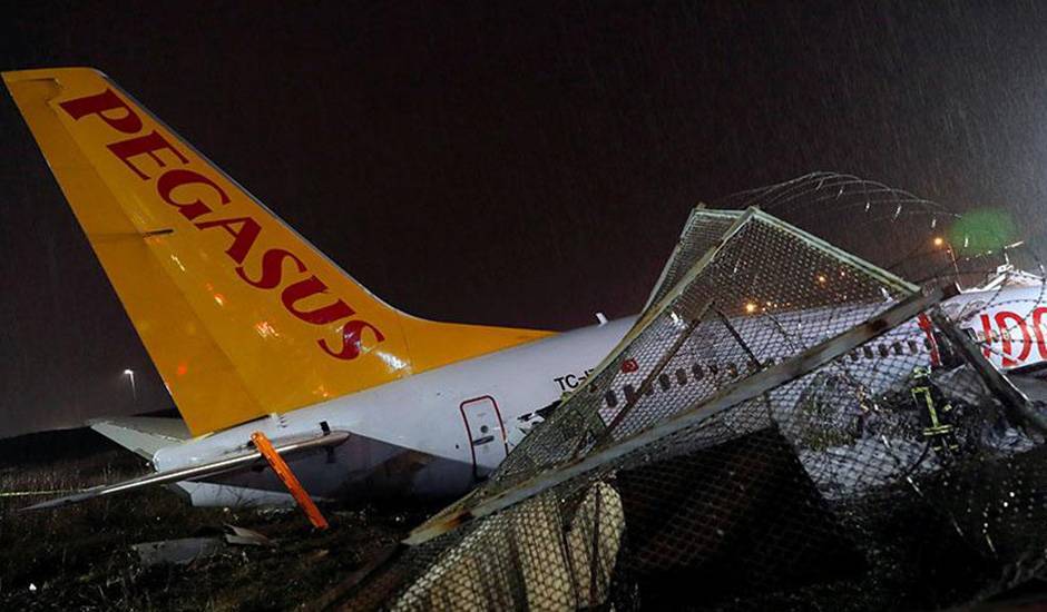 Фахреттин Коджа - В результате аварийной посадки самолета Pegasus Airlines погибли три человека - og.ru - Стамбул