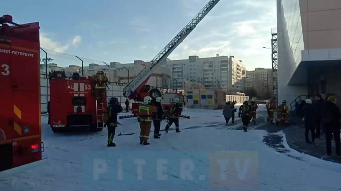 ТЦ "Монпансье" на Шаврова эвакуировали из-за пожарной тревоги - piter.tv - Санкт-Петербург