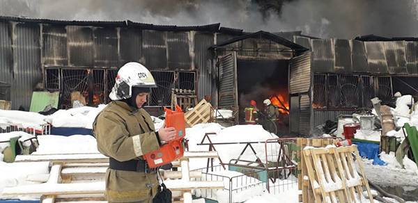 В Екатеринбурге потушили крупный пожар на складе с пластмассой - nakanune.ru - Свердловская обл.