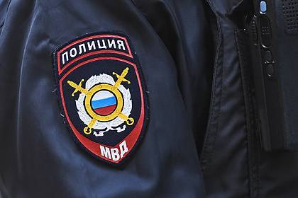 Российские полицейские оставили тело женщины под окнами дома - lenta.ru - Омск