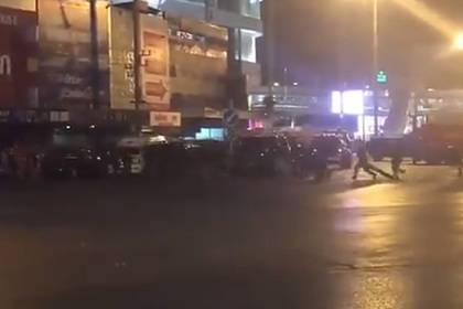 Полиция Таиланда начала штурм захваченного стрелком торгового центра - lenta.ru - Таиланд - Накхонратчасим