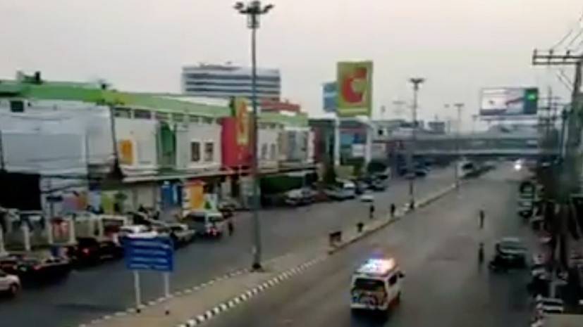 Сотни людей эвакуированы из таиландского ТЦ, где скрывается стрелок - russian.rt.com - Таиланд - Накхонратчасим