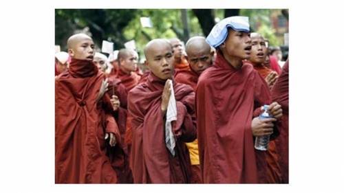 В Таиланде монахи делают одежду из пластика - Cursorinfo: главные новости Израиля - cursorinfo.co.il