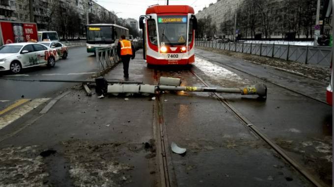 Светофор преградил путь трамваю у перекрестка улицы Коллонтай и проспекта Солидарности - piter.tv - Санкт-Петербург