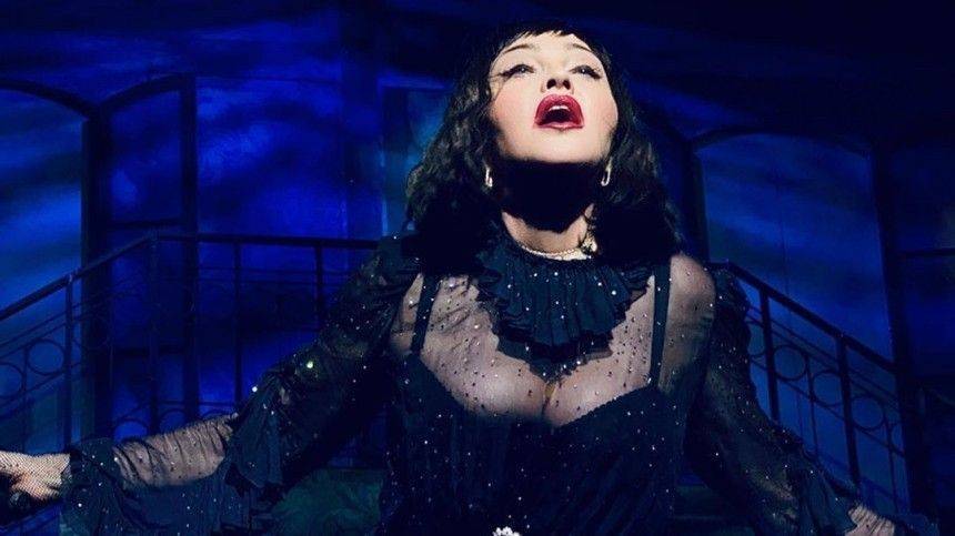 Мадонна снова упала на сцене во время концерта в Париже и разрыдалась - 5-tv.ru - Париж