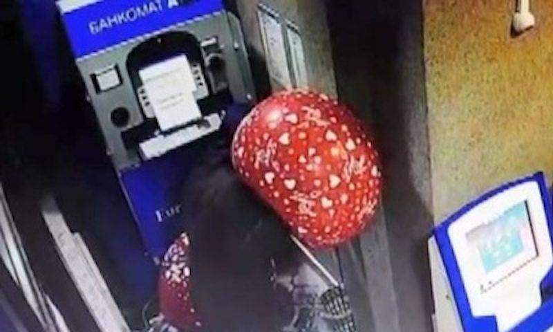 Житель Казахстана взломал банкомат при помощи шариков, но потерпел фиаско - bloknot.ru - Казахстан - Павлодарская обл.