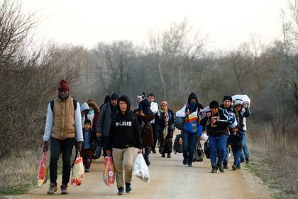 Реджеп Тайип Эрдоган - Сулейман Сойлу - Турция пропустила в Евросоюз более 100 тысяч беженцев - lenta.ru - Турция - Анкара