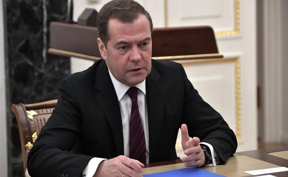 Дмитрий Медведев - Медведев назвал поправки в Конституцию усилением соцобязательств перед россиянами - vm.ru - Россия