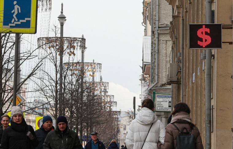 Это выгодно только спекулянтам: Россиян предостерегли от скупки валюты - news.ru