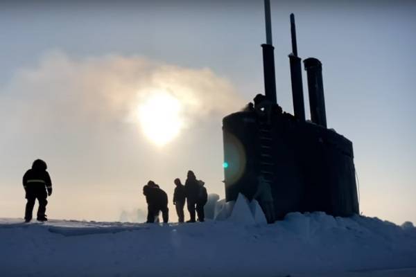 Всплывшая сквозь лед в Арктике американская субмарина попала на видео - trud.ru - США - state Connecticut