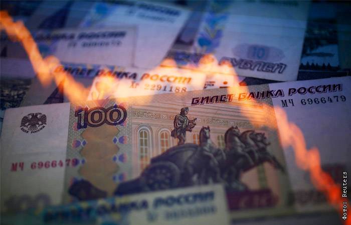 Рубль усилил падение в среду вечером вслед за нефтью и мировыми рынками - interfax.ru - Москва