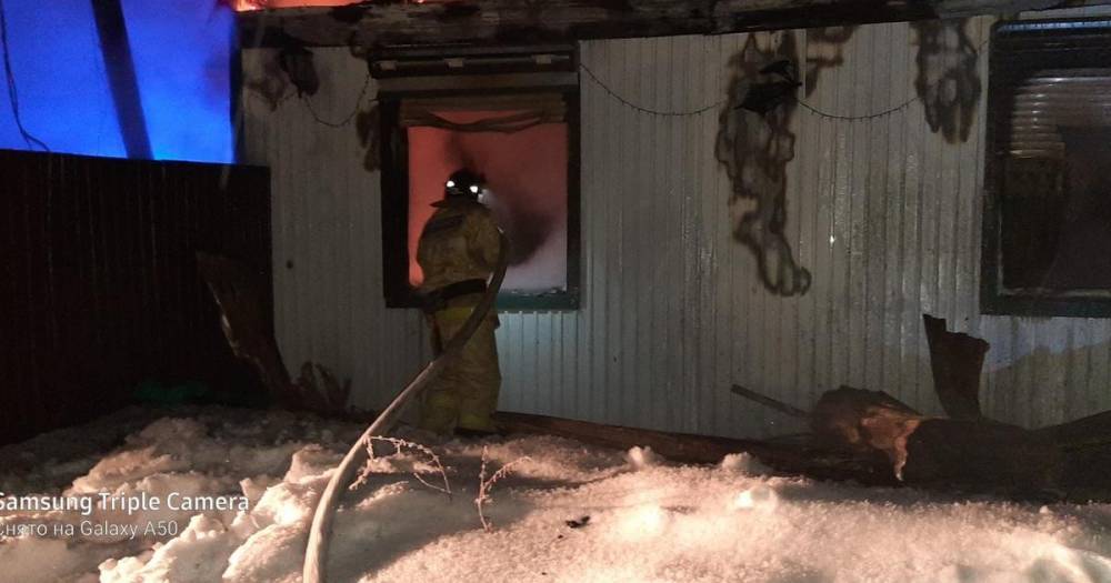 Пять человек погибли при пожаре в жилом доме в Иркутской области - ren.tv - Иркутская обл. - с. Казачинское