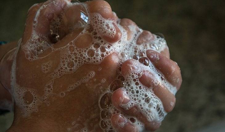 Врач предупредил об опасности частого мытья рук - mirnov.ru